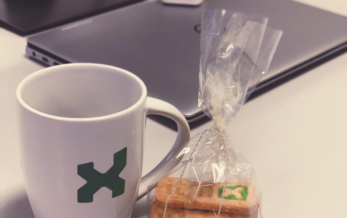 itmX Tasse und Plätzchen auf Arbeitsplatz