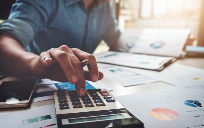 Business accounting Konzept, Mann mit Taschenrechner