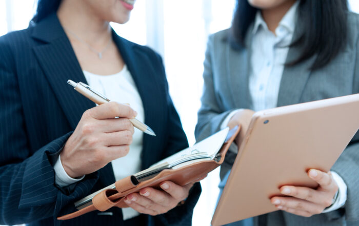 Auftragserfassung Frauen mit Tablet und Notizbuch