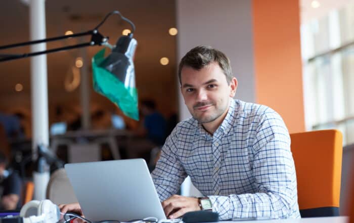 Digitaler Arbeitsplatz Mann am PC